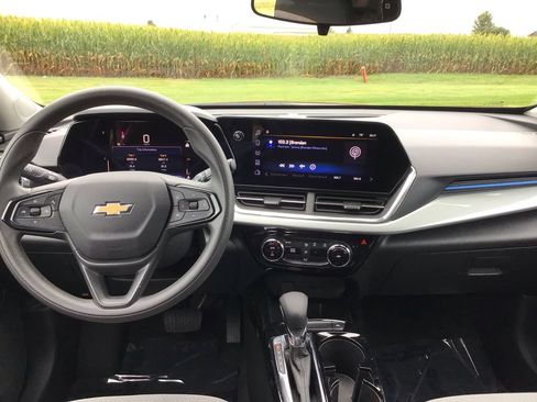 Used 2025 Chevrolet Trax LT FWD image 22