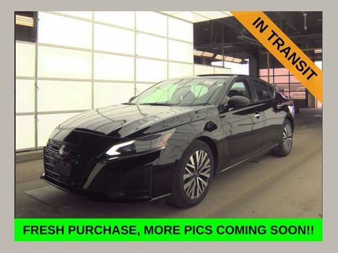 Used 2024 Nissan Altima 2.5 SV image 1