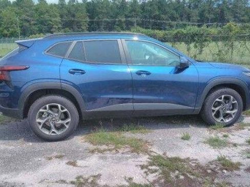 Used 2024 Chevrolet Trax LT FWD image 2