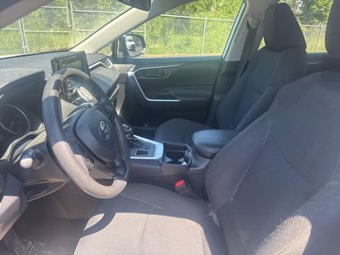 Used 2021 Toyota RAV4 LE AWD/4WD image 8