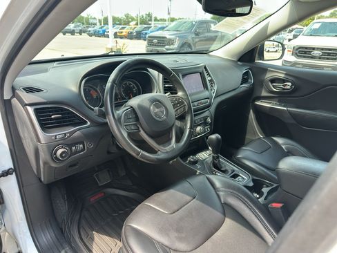 Used 2019 Jeep Cherokee Latitude Plus w/ Comfort/Convenience Group AWD/4WD image 2