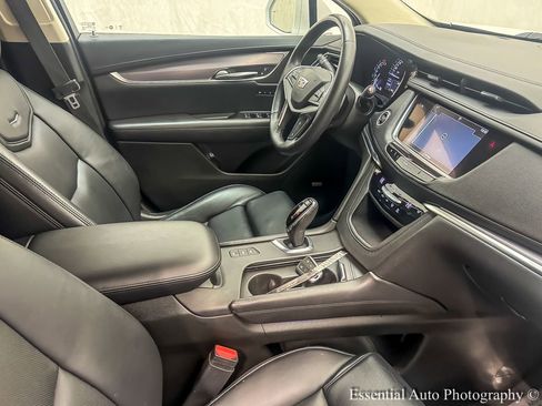 Used 2017 Cadillac XT5 Luxury w/ Driver Awareness Package image 28