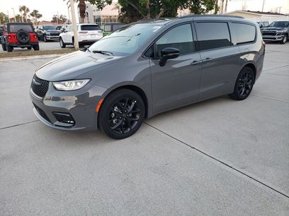 New 2025 Chrysler Pacifica Limited