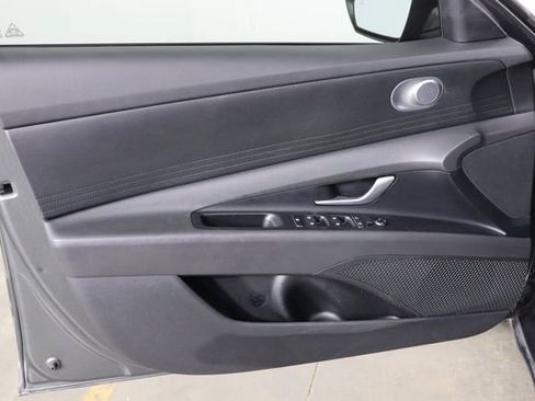 Used 2025 Hyundai Elantra SE FWD image 18