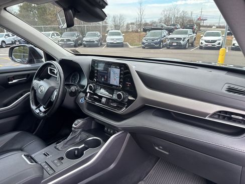 Used 2021 Toyota Highlander XLE image 17