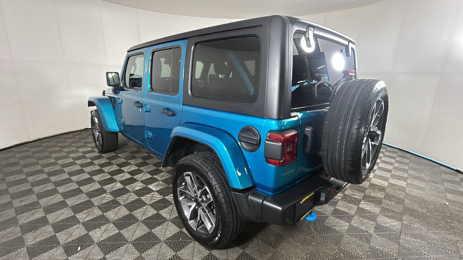 Used 2024 Jeep Wrangler Unlimited w/ Convenience Group AWD/4WD image 5