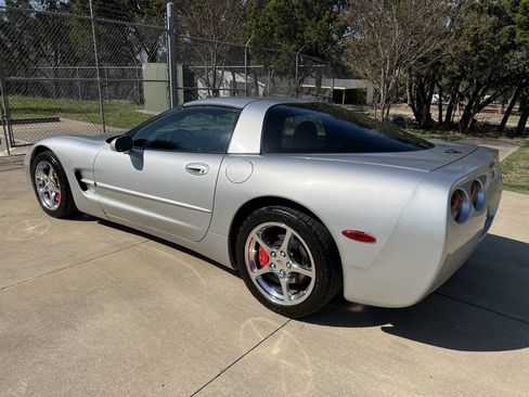 Used 2001 Chevrolet Corvette Coupe w/ Preferred Equipment Group2 image 9
