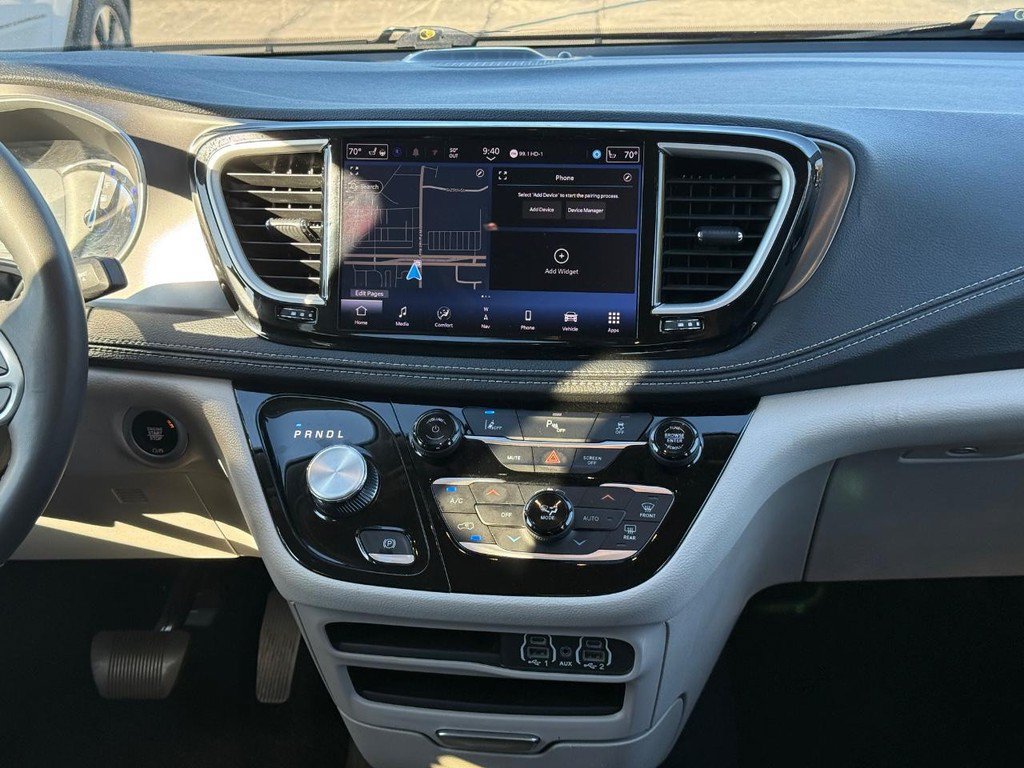 Certified 2024 Chrysler Pacifica Limited FWD image 10