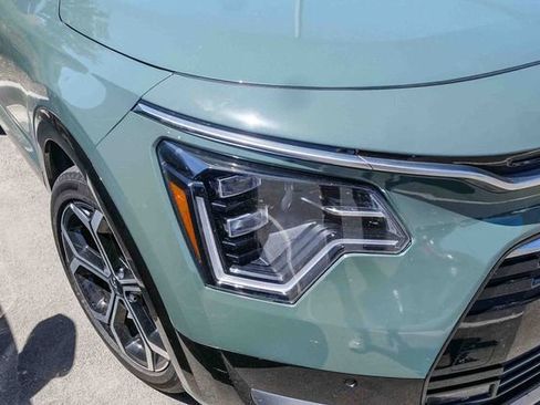 Certified 2023 Kia Niro SX Touring image 2