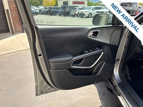Used 2025 Kia Soul LX w/ LX Technology Package FWD image 17