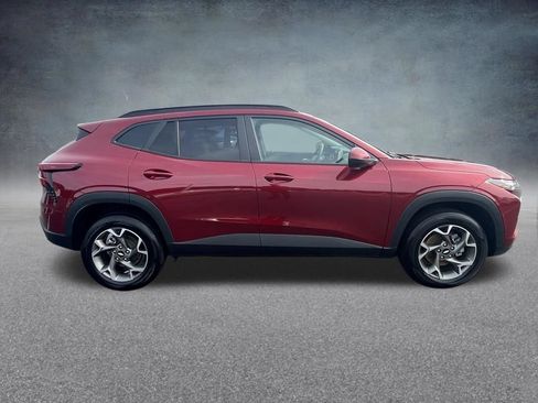 Used 2025 Chevrolet Trax LT FWD image 8