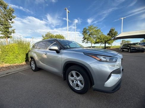 Used 2020 Toyota Highlander LE AWD/4WD image 17