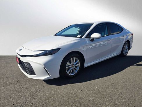 Used 2025 Toyota Camry LE image 7