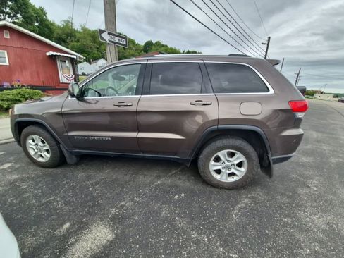 Used 2017 Jeep Grand Cherokee Laredo w/ Quick Order Package 23E AWD/4WD image 4