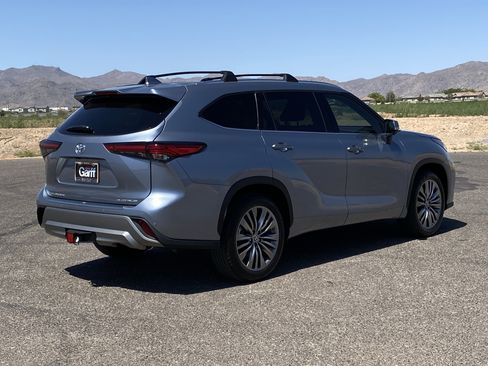 Used 2021 Toyota Highlander Platinum FWD image 3
