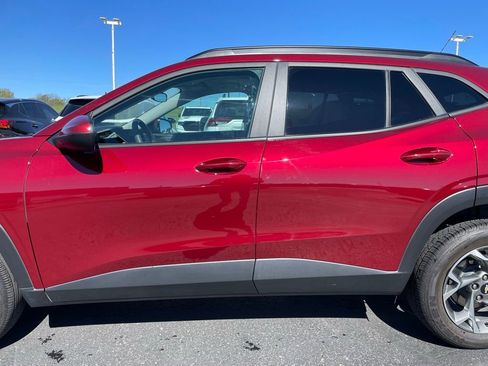 Used 2025 Chevrolet Trax LT FWD image 33