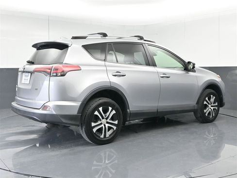 Used 2018 Toyota RAV4 LE FWD image 5