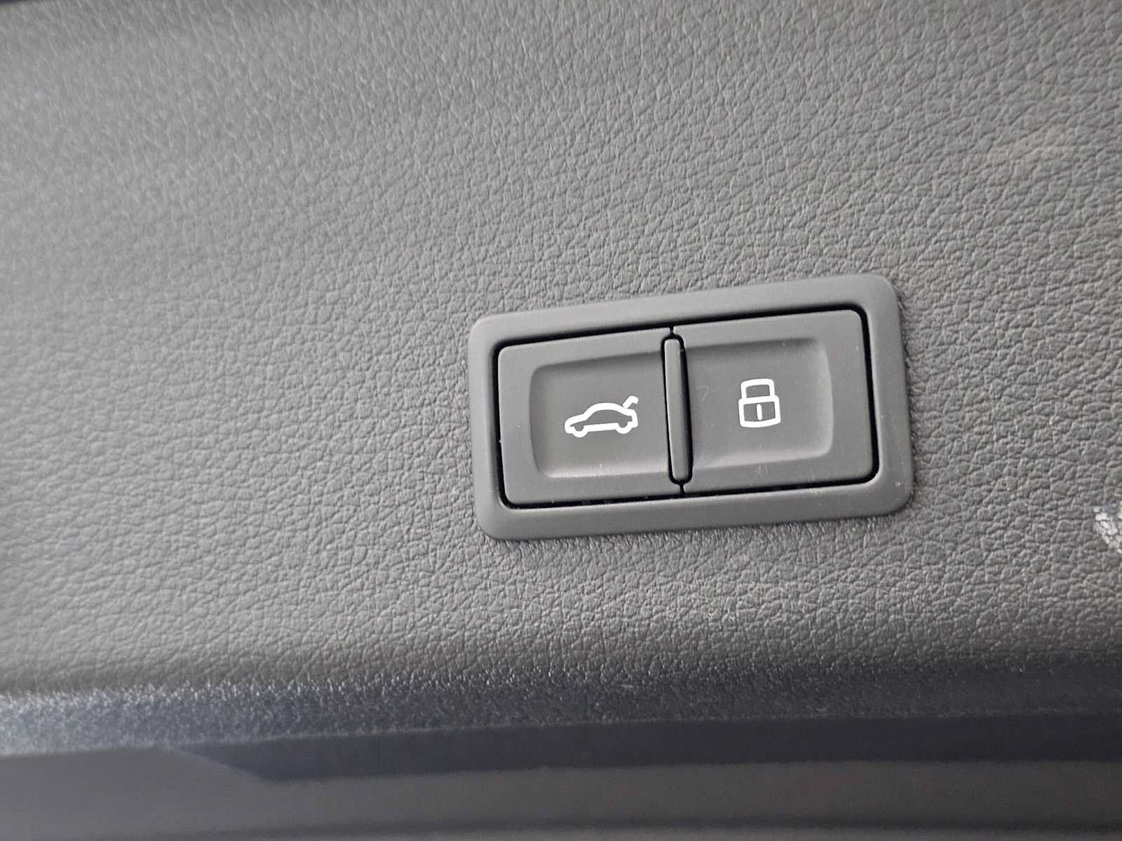 Used 2024 Audi Q8 e-tron Premium Plus AWD/4WD image 17