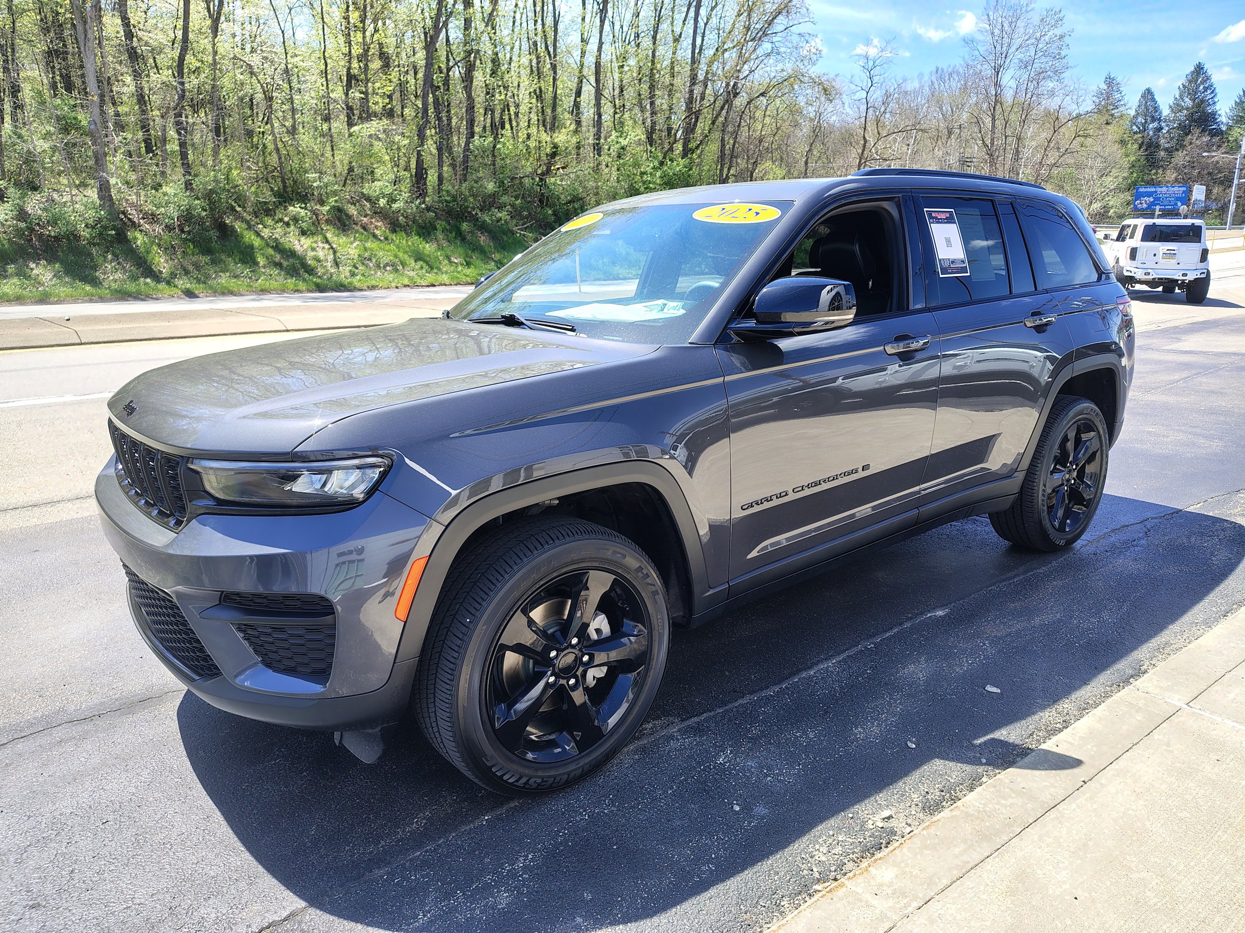 Certified 2025 Jeep Grand Cherokee Altitude AWD/4WD image 4