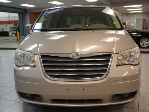 Used 2009 Chrysler Town & Country Touring FWD image 15
