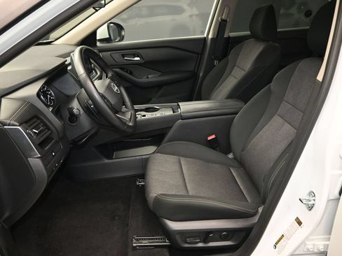 Used 2025 Nissan Rogue SV FWD image 18