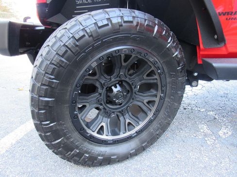 Used 2017 Jeep Wrangler Unlimited Sahara w/ Connectivity Group AWD/4WD image 27