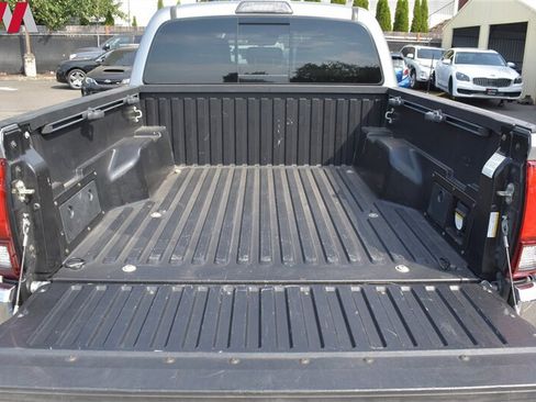 Used 2018 Toyota Tacoma TRD Off-Road AWD/4WD image 31