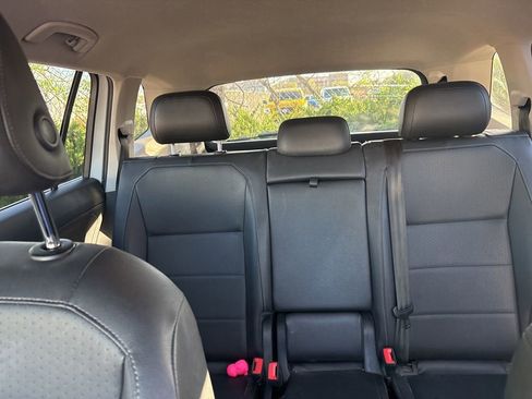 Used 2018 Volkswagen Tiguan SE FWD image 12