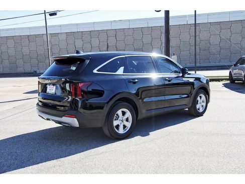 Certified 2025 Kia Sorento LX image 7