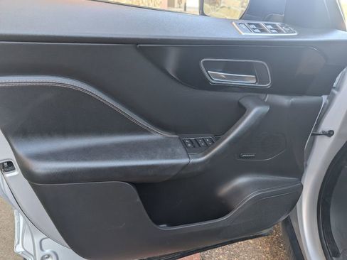 Used 2017 Jaguar F-PACE Prestige image 25