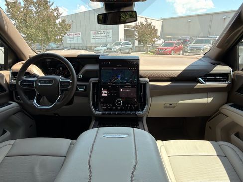 Used 2025 GMC Yukon Denali w/ Sun & Power Step Package AWD/4WD image 13