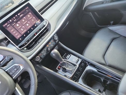 Used 2024 Jeep Compass Limited image 39