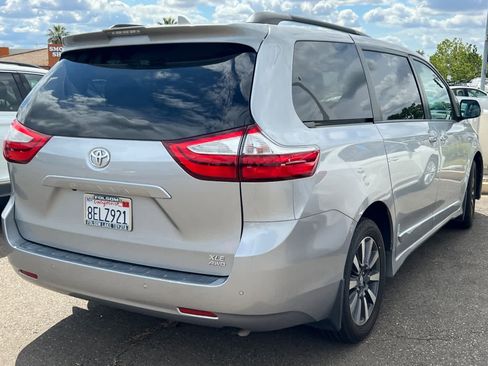 Used 2018 Toyota Sienna XLE w/ XLE Navigation Package AWD/4WD image 4