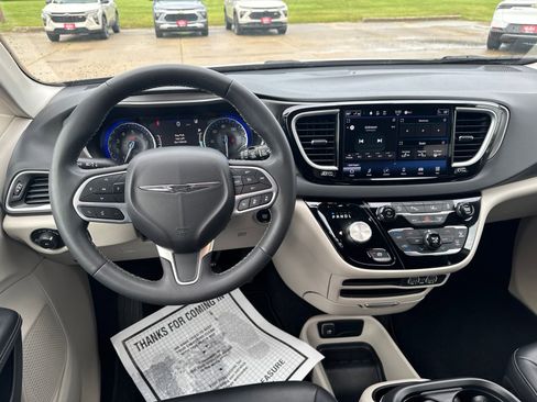 Used 2023 Chrysler Pacifica Touring-L FWD image 24