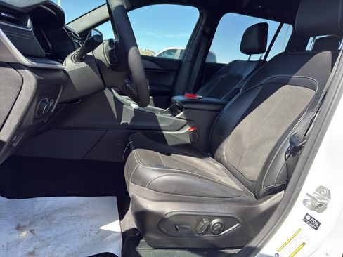 Used 2025 Jeep Grand Cherokee Altitude AWD/4WD image 9