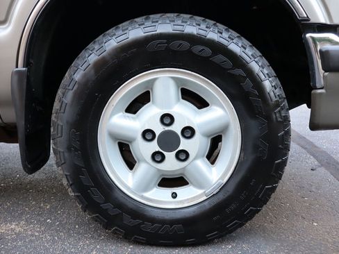 Used 2001 Chevrolet S10 Pickup LS w/ Preferred Equipment Group image 35