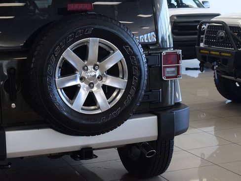 Used 2015 Jeep Wrangler Unlimited Sahara w/ Dual Top Group AWD/4WD image 30