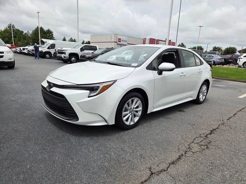 Used 2024 Toyota Corolla LE w/ LE Convenience Package FWD image 3