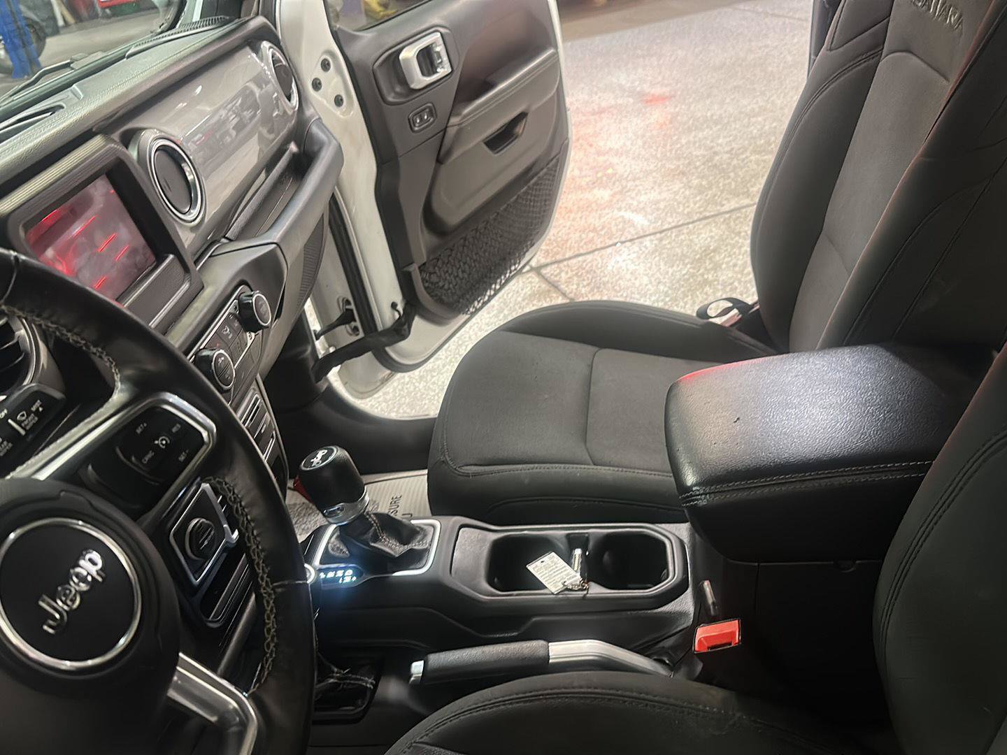 Used 2018 Jeep Wrangler Unlimited Sahara w/ Cold Weather Group AWD/4WD image 25