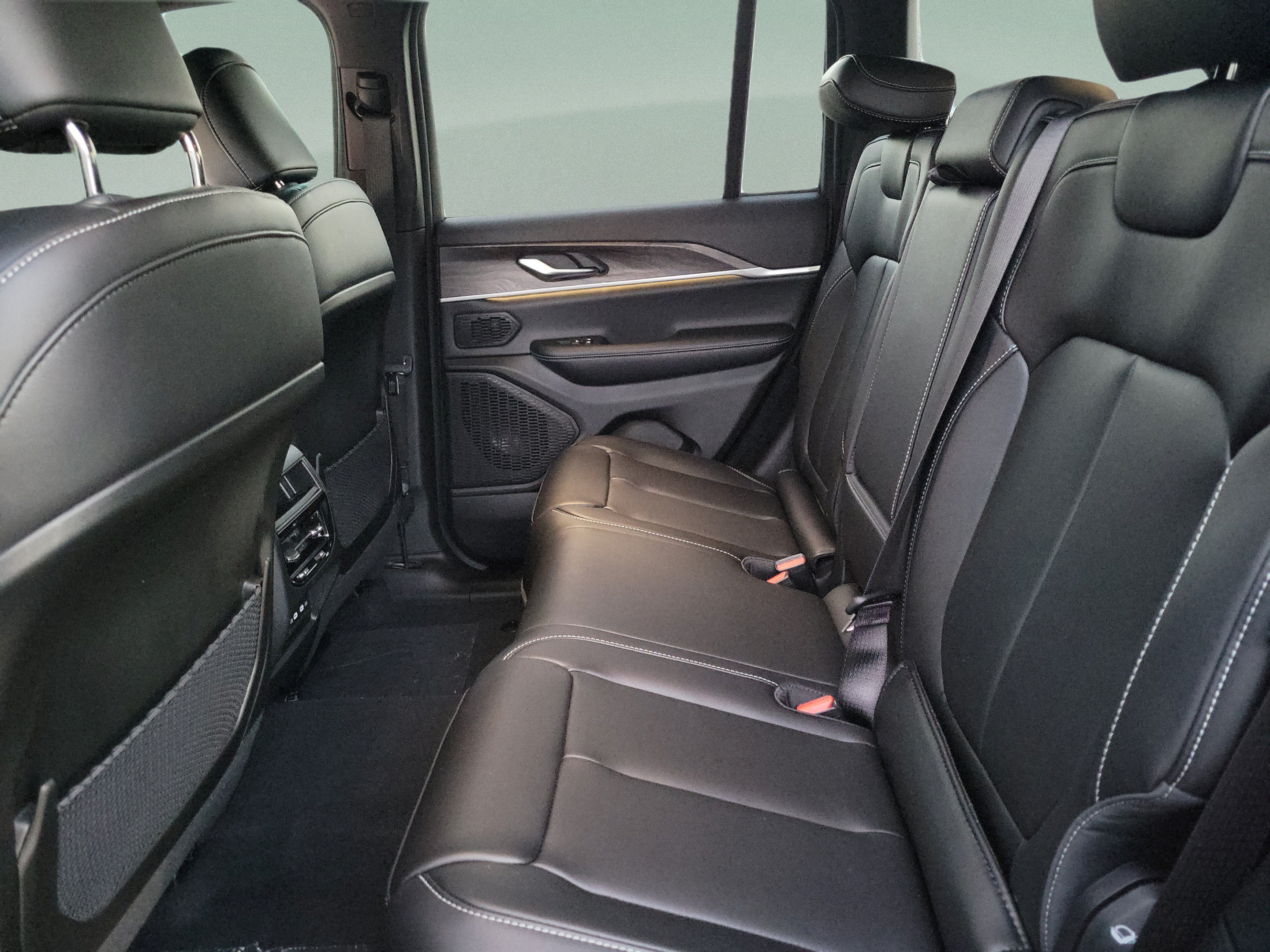 New 2027 Jeep Grand Cherokee Limited RWD image 6