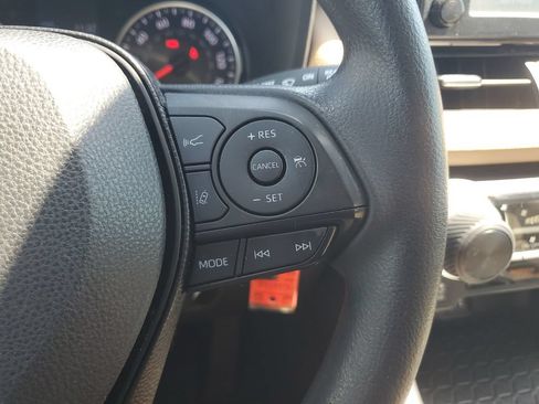 Used 2019 Toyota RAV4 LE FWD image 20
