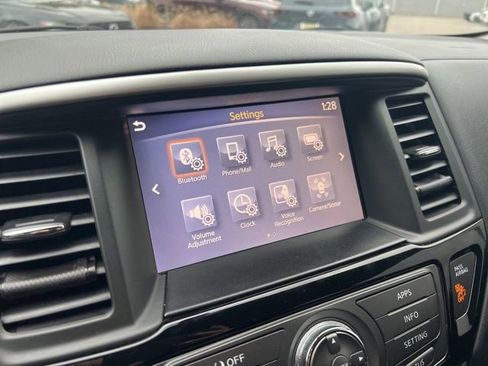 Used 2018 Nissan Pathfinder SV image 17