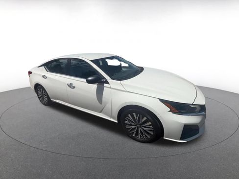 Used 2025 Nissan Altima 2.5 SV FWD image 2