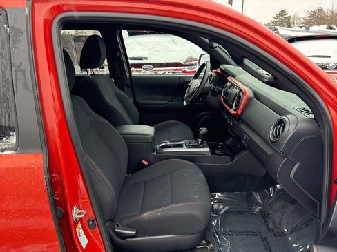 Used 2018 Toyota Tacoma TRD Sport image 9