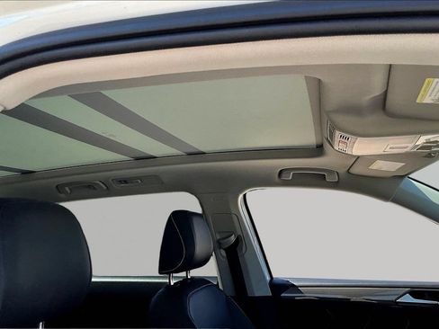 Used 2022 Volkswagen Tiguan SE w/ Panoramic Sunroof Package FWD image 29