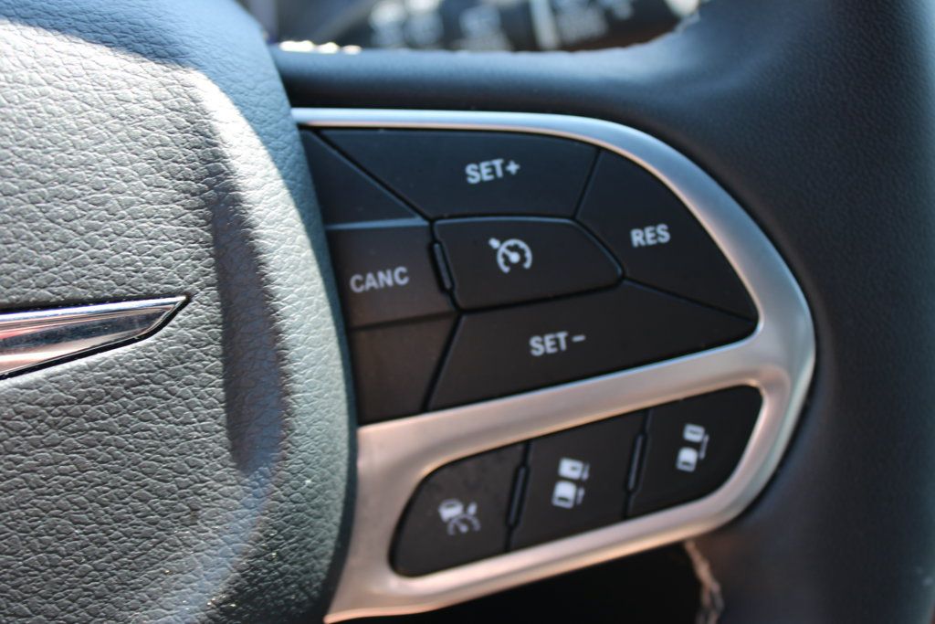 Used 2025 Chrysler Pacifica Select FWD image 37