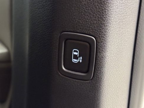 Used 2025 Kia Carnival image 17