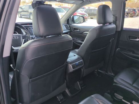 Used 2019 Toyota Highlander XLE image 18
