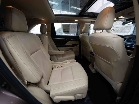 Used 2018 Toyota Highlander Limited Platinum w/ Protection Package #3 image 25