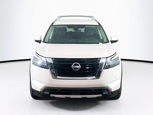 Used 2024 Nissan Pathfinder SL image 2